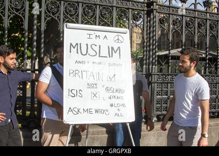 Westminster London, UK. 30Th Jun 2016. Un groupe d'hommes musulmans de poser une enseigne sur un chevalet à l'extérieur du Parlement promettant leur soutien pour la Grande-Bretagne contre ISIS-État islamique Crédit : amer ghazzal/Alamy Live News Banque D'Images