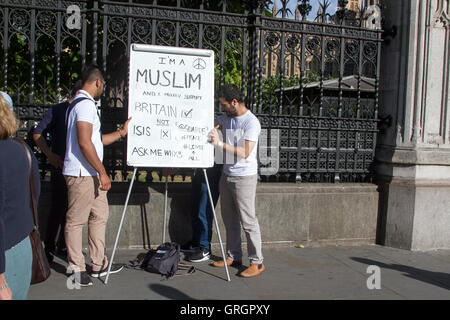 Westminster London, UK. 30Th Jun 2016. Un groupe d'hommes musulmans de poser une enseigne sur un chevalet à l'extérieur du Parlement promettant leur soutien pour la Grande-Bretagne contre ISIS-État islamique Crédit : amer ghazzal/Alamy Live News Banque D'Images