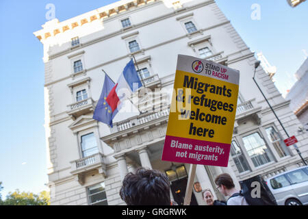 Knightsbridge, Londres, Royaume-Uni. 7 septembre 2016. Manifestation devant l'ambassade de France à Londres contre le mur sera construit à Calais Banque D'Images