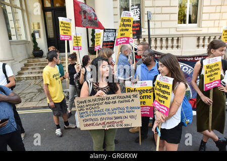 Knightsbridge, Londres, Royaume-Uni. 7 septembre 2016. Manifestation devant l'ambassade de France à Londres contre le mur sera construit à Calais Banque D'Images