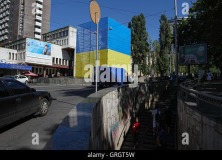 Kiev, Ukraine. 30Th Jun 2016. Kiev se prépare à ''ecommunize'' l'un des derniers grands monuments - la statue du commandant de l'Armée Rouge Nikolay Shchors. Il a été couverte d'échafauds et enveloppé dans le drapeau national ukrainien face à sa démolition. © Sergii Kharchenko/ZUMA/Alamy Fil Live News Banque D'Images