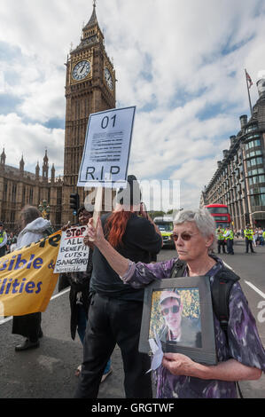 Londres, Royaume-Uni. 7 Septembre, 2016. Mobilité Les militants appelant à mettre fin aux sanctions et réduction des prestations qui ont entraîné la mort de nombreuses personnes handicapées bloquer le pont de Westminster dans une manifestation appelant à "non plus d'avantage de morts'. Une femme est titulaire d'un fortement supprimé Rapport d'une demande d'accès à l'information sur l'un de ces décès. . Crédit : Peter Marshall/Alamy Live News Banque D'Images