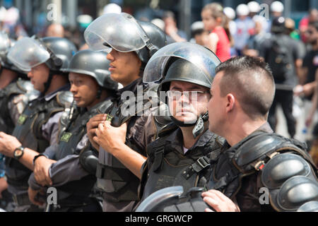 Rio de Janeiro, Rio de Janeiro, Brésil. 7 septembre 2016. Des policiers anti-émeute en observant la foule qui manifestaient pacifiquement contre le président brésilien Michel Temer durant la fête de l'indépendance du Brésil. Ellen Pabst dos Reis/Alamy Live News Banque D'Images