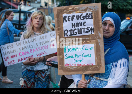 Londres, Royaume-Uni. 7 Septembre, 2016. Des militants du Stand Up au racisme manifestation devant l'ambassade de France contre les plans du gouvernement français dans le cadre de la jungle camp de réfugiés à Paris. Credit : Mark Kerrison/Alamy Live News Banque D'Images