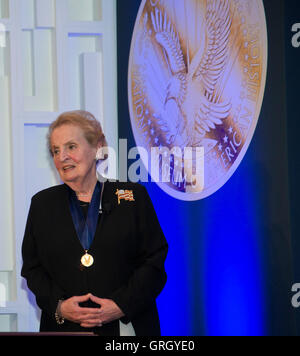 Washington DC, USA. 7 Septembre, 2016. Le Musée National d'Histoire américaine présente son premier "Grand prix" américains à l'ex-secrétaire d'État, Madeleine Albright Crédit : Patsy Lynch/Alamy Live News Banque D'Images