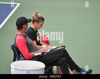 Flushing Meadows, New York. Le 6 septembre 2016. Assis : Simona avec coach Daren Cahill au cours de sa session de pratique. © Bruno Veronica/Alamy Live News Banque D'Images