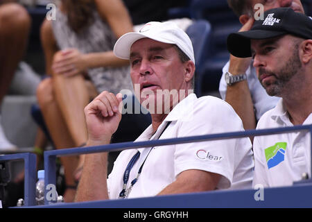 Flushing Meadows, New York, USA. 07Th Nov, 2016. US Open Tennis Championships, mens des célibataires quart de finale. Andy Murray (GBR) fort lui jouer Kei Nishikori montres (JPN) Kim Murray (GBR) et l'entraîneur Ivan Lendl (CZE) Credit : Action Plus Sport/Alamy Live News Banque D'Images