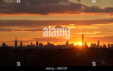 New York, USA. 30Th Jun 2016. Le coucher de soleil sur Manhattan à New York, États-Unis, 7 septembre 2016. © Yin Bogu/Xinhua/Alamy Live News Banque D'Images