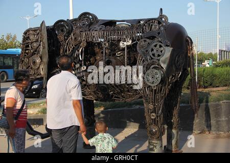 Binzhou, Binzhou, Chine. Sep 8, 2016. Binzhou, Chine- ?7 Septembre 2016 : ?(EDITORIAL ?utiliser ?SEULEMENT. ?CHINE ?OUT) a abandonné les pièces automobiles sont transformés en acier créatif des statues de figures animées à Binzhou International Expo Center à Binzhou, à l'est de la Chine Â.s la province de Shandong. Les gens peuvent voir des statues d'acier de figures animées à l'expo center, qui a été fait à partir de pièces automobiles abandonnées. © SIPA Asie/ZUMA/Alamy Fil Live News Banque D'Images