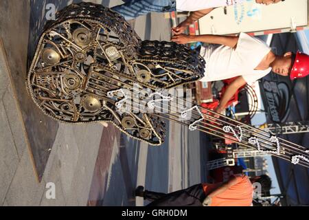 Binzhou, Binzhou, Chine. Sep 8, 2016. Binzhou, Chine- ?7 Septembre 2016 : ?(EDITORIAL ?utiliser ?SEULEMENT. ?CHINE ?OUT) a abandonné les pièces automobiles sont transformés en acier créatif des statues de figures animées à Binzhou International Expo Center à Binzhou, à l'est de la Chine Â.s la province de Shandong. Les gens peuvent voir des statues d'acier de figures animées à l'expo center, qui a été fait à partir de pièces automobiles abandonnées. © SIPA Asie/ZUMA/Alamy Fil Live News Banque D'Images