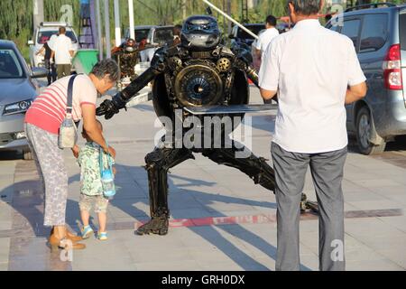 Binzhou, Binzhou, Chine. Sep 8, 2016. Binzhou, Chine- ?7 Septembre 2016 : ?(EDITORIAL ?utiliser ?SEULEMENT. ?CHINE ?OUT) a abandonné les pièces automobiles sont transformés en acier créatif des statues de figures animées à Binzhou International Expo Center à Binzhou, à l'est de la Chine Â.s la province de Shandong. Les gens peuvent voir des statues d'acier de figures animées à l'expo center, qui a été fait à partir de pièces automobiles abandonnées. © SIPA Asie/ZUMA/Alamy Fil Live News Banque D'Images