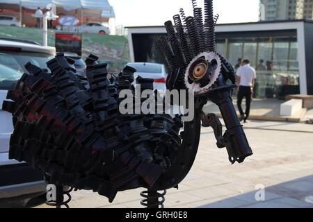 Binzhou, Binzhou, Chine. Sep 8, 2016. Binzhou, Chine- ?7 Septembre 2016 : ?(EDITORIAL ?utiliser ?SEULEMENT. ?CHINE ?OUT) a abandonné les pièces automobiles sont transformés en acier créatif des statues de figures animées à Binzhou International Expo Center à Binzhou, à l'est de la Chine Â.s la province de Shandong. Les gens peuvent voir des statues d'acier de figures animées à l'expo center, qui a été fait à partir de pièces automobiles abandonnées. © SIPA Asie/ZUMA/Alamy Fil Live News Banque D'Images