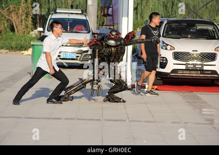 Binzhou, Binzhou, Chine. Sep 8, 2016. Binzhou, Chine- ?7 Septembre 2016 : ?(EDITORIAL ?utiliser ?SEULEMENT. ?CHINE ?OUT) a abandonné les pièces automobiles sont transformés en acier créatif des statues de figures animées à Binzhou International Expo Center à Binzhou, à l'est de la Chine Â.s la province de Shandong. Les gens peuvent voir des statues d'acier de figures animées à l'expo center, qui a été fait à partir de pièces automobiles abandonnées. © SIPA Asie/ZUMA/Alamy Fil Live News Banque D'Images