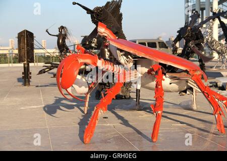 Binzhou, Binzhou, Chine. Sep 8, 2016. Binzhou, Chine- ?7 Septembre 2016 : ?(EDITORIAL ?utiliser ?SEULEMENT. ?CHINE ?OUT) a abandonné les pièces automobiles sont transformés en acier créatif des statues de figures animées à Binzhou International Expo Center à Binzhou, à l'est de la Chine Â.s la province de Shandong. Les gens peuvent voir des statues d'acier de figures animées à l'expo center, qui a été fait à partir de pièces automobiles abandonnées. © SIPA Asie/ZUMA/Alamy Fil Live News Banque D'Images