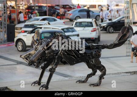 Binzhou, Binzhou, Chine. Sep 8, 2016. Binzhou, Chine- ?7 Septembre 2016 : ?(EDITORIAL ?utiliser ?SEULEMENT. ?CHINE ?OUT) a abandonné les pièces automobiles sont transformés en acier créatif des statues de figures animées à Binzhou International Expo Center à Binzhou, à l'est de la Chine Â.s la province de Shandong. Les gens peuvent voir des statues d'acier de figures animées à l'expo center, qui a été fait à partir de pièces automobiles abandonnées. © SIPA Asie/ZUMA/Alamy Fil Live News Banque D'Images