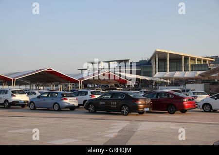 Binzhou, Binzhou, Chine. Sep 8, 2016. Binzhou, Chine- ?7 Septembre 2016 : ?(EDITORIAL ?utiliser ?SEULEMENT. ?CHINE ?OUT) a abandonné les pièces automobiles sont transformés en acier créatif des statues de figures animées à Binzhou International Expo Center à Binzhou, à l'est de la Chine Â.s la province de Shandong. Les gens peuvent voir des statues d'acier de figures animées à l'expo center, qui a été fait à partir de pièces automobiles abandonnées. © SIPA Asie/ZUMA/Alamy Fil Live News Banque D'Images