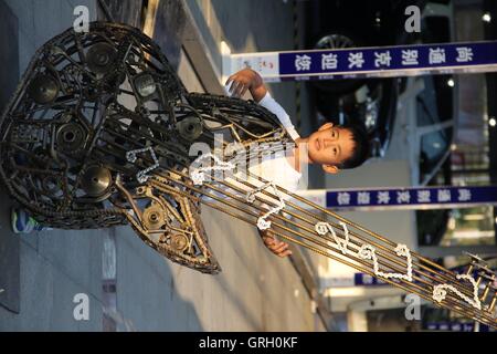 Binzhou, Binzhou, Chine. Sep 8, 2016. Binzhou, Chine- ?7 Septembre 2016 : ?(EDITORIAL ?utiliser ?SEULEMENT. ?CHINE ?OUT) a abandonné les pièces automobiles sont transformés en acier créatif des statues de figures animées à Binzhou International Expo Center à Binzhou, à l'est de la Chine Â.s la province de Shandong. Les gens peuvent voir des statues d'acier de figures animées à l'expo center, qui a été fait à partir de pièces automobiles abandonnées. © SIPA Asie/ZUMA/Alamy Fil Live News Banque D'Images