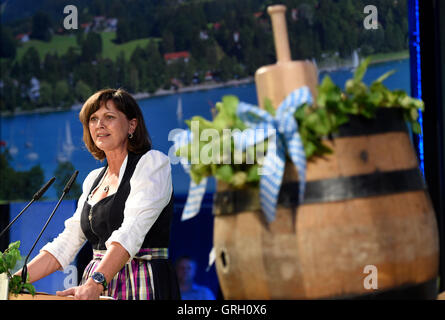 Le ministre de l'Agriculture Ilse Aigner (CSU) en touchant un fût de bière pendant le traditionnel début de l'Oktoberfest de Munich à la représentation permanente de la Bavière à Berlin, Allemagne, 7 septembre 2016. PHOTO : RAINER JENSEN/dpa Banque D'Images
