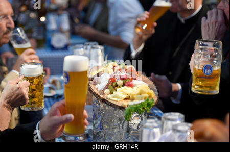 Berlin, Allemagne. 30Th Jun 2016. Les gens buvaient de la bière au cours du traditionnel début de l'Oktoberfest de Munich à la représentation permanente de la Bavière à Berlin, Allemagne, 7 septembre 2016. PHOTO : RAINER JENSEN/dpa/Alamy Live News Banque D'Images