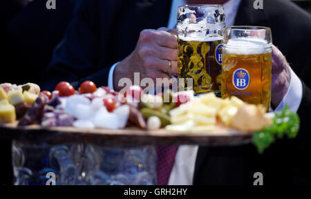 Berlin, Allemagne. 30Th Jun 2016. Les gens buvaient de la bière au cours du traditionnel début de l'Oktoberfest de Munich à la représentation permanente de la Bavière à Berlin, Allemagne, 7 septembre 2016. PHOTO : RAINER JENSEN/dpa/Alamy Live News Banque D'Images