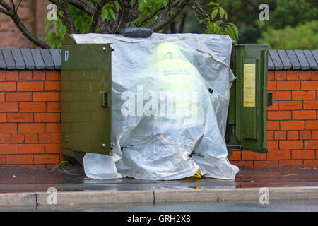 Southport, Lancashire. Météo britannique. 8e Septembre, 2016. Démarrage humide pour la recherche de défauts électriques Openreach ingénieur travaillant sous une bâche en plastique temporaire cherchant refuge à partir de tôt le matin de fortes averses. Conditions meilleur devraient suivre après le douchage. Le ciel nuageux et les épidémies les épidémies de fortes pluies sont attendues pour effacer à l'est plus tard avec des conditions plus claires à suivre. Credit : Cernan Elias/Alamy Live News Banque D'Images