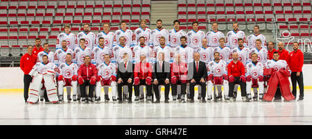 L'équipe de HC Ocelari Trinec, République tchèque Extraliga, saison 2016/2017 ligue de hockey sur glace, le 6 septembre 2016. Ligne supérieure de gauche à droite : Lukas, Milan Doudera Doudera, Lukas Jasek, Aron Chmielewski, Jan Sykora, Bohumil Jank, Cory Kane, David Cienciala, Vladimir Dravecky, Lukas Gavlas et Erik Hrna, la rangée du milieu de gauche à droite : Martin, masseur kinésithérapeute Vytisk Dycka Rastislav Spirko, Tomas, Martin Ruzicka, Michal Kovarcik, Vladimir Roth, Tomas Linhart, Daniel Rakos, Kamil Kreps, Josef Hrabal, David Nosek, Michal Roman, Rostislav Marosz, Marian Adamek, assistant entraîneur Miroslav et Sajler custods Pavel Banque D'Images