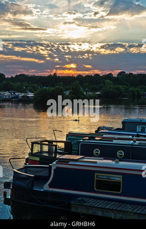 Coucher de soleil sur la mercie, Marina Willington, Derbyshire, Angleterre, RU Banque D'Images