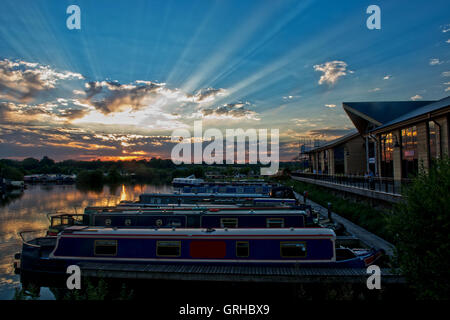 Coucher de soleil sur la mercie, Marina Willington, Derbyshire, Angleterre, RU Banque D'Images