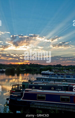 Coucher de soleil sur la mercie, Marina Willington, Derbyshire, Angleterre, RU Banque D'Images