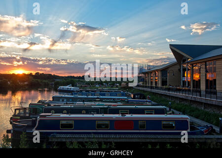 Coucher de soleil sur la mercie, Marina Willington, Derbyshire, Angleterre, RU Banque D'Images