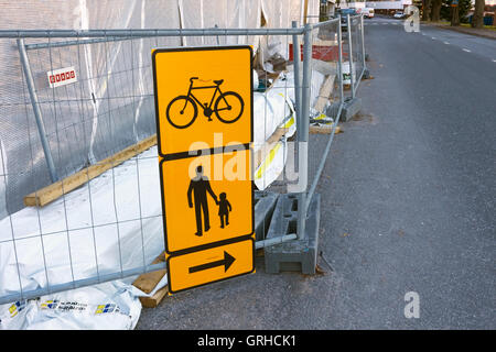 Signe de détour pour les cyclistes et piétons trottoir près de site de construction, Finlande Banque D'Images