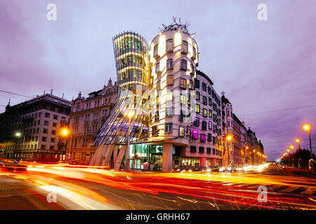 La maison qui danse conçu par Frank Gehry, Prague, République Tchèque, Europe Banque D'Images