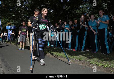 Paralysé ancien horse rider Claire Lomas comme elle commence la Great North Run à Newcastle cinq jours début vêtue de son &Ograve;costume bionique&Oacute ;. Banque D'Images