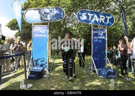 Paralysé ancien horse rider Claire Lomas comme elle commence la Great North Run à Newcastle cinq jours début vêtue de son &Ograve;costume bionique&Oacute ;. Banque D'Images