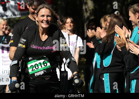 Paralysé ancien horse rider Claire Lomas comme elle commence la Great North Run à Newcastle cinq jours début vêtue de son &Ograve;costume bionique&Oacute ;. Banque D'Images