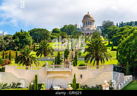 Mausolée du Báb et terrasses inférieures au Centre mondial baha'i à Haifa Banque D'Images