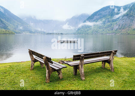 Des bancs dans le lac un jour brumeux. Hallstatt, Autriche. Banque D'Images