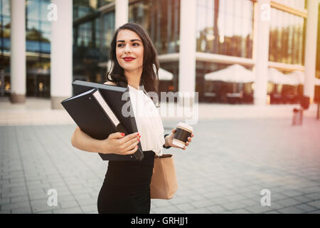 Portrait d'aller travailler avec un café dans la main Banque D'Images