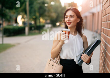 Beautiful businesswoman drinking coffee Banque D'Images