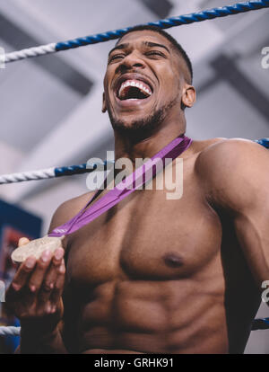 Boxeur britannique, Anthony Joshua lors d'une session de portrait à Finchley Boxing Club à Londres, le 21 mai 2016 Banque D'Images