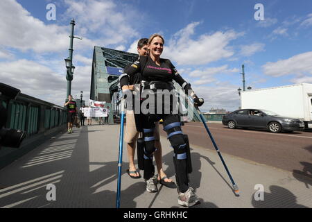 Paralysé ancien horse rider Claire Lomas sur le Tyne Bridge alors qu'elle prend part à la Great North Run à Newcastle partir cinq jours début vêtue de son &Ograve;costume bionique&Oacute ;. Banque D'Images