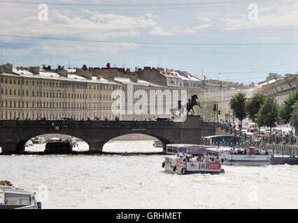 Pont anitchkov et excursion en bateau sur la Rivière Fontanka, Saint-Pétersbourg, Russie Banque D'Images