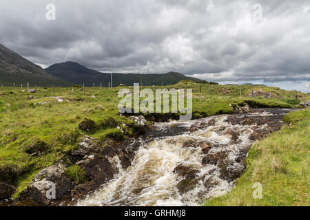 Vue de rivière et collines dans le Connemara en Irlande Banque D'Images