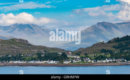 Vue sur le village de Shieldaig dans Torridon, Wester Ross, Scotland, United Kingdom Banque D'Images