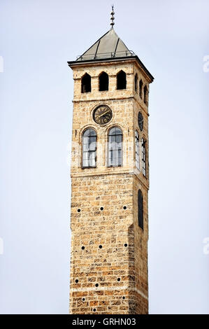 La vieille tour de l'horloge de Sarajevo est la seule tour de l'horloge dans le monde qui garde temps lunaire Banque D'Images