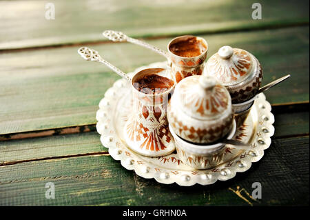 Deux tasses de café traditionnel bosniaque sur une table en bois Banque D'Images