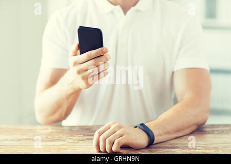 Close up of man with smart phone et regarder Banque D'Images