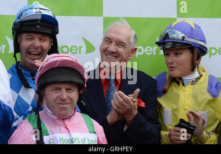 Ancien formateur Jack Berry (centre) partage une blague avec jockey Luc Harvey, Gary Bardwell et Gay Kelleway en avance sur le Clipper Logistics Leger Légendes classés au cours de la première journée Enjeux de la Ladbrokes 2016 Festival St Léger à l'Hippodrome de Doncaster, Doncaster. ASSOCIATION DE PRESSE Photo. Photo date : mercredi 7 septembre 2016. Voir l'activité de course histoire de Doncaster. Crédit photo doit se lire : Anna Gowthorpe/PA Wire Banque D'Images