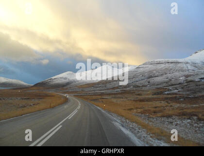 Sur la route à travers la montagne enneigées, l'Islande Banque D'Images