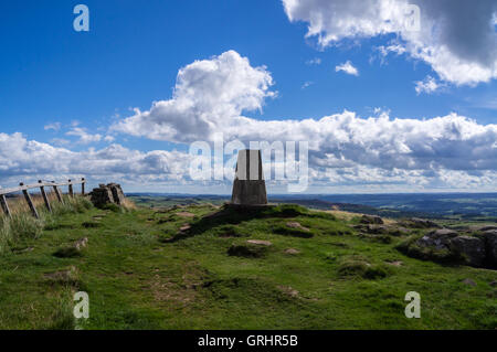 Station de triangulation à Winshields Crag sur mur d'Hadrien près de une fois préparé, Cumbria, Angleterre Banque D'Images